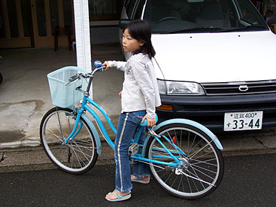 Japan Radtour Japanerin auf dem Fahrrad