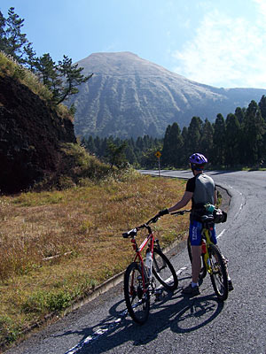 Japan Radtour Anstieg zum Vulkan