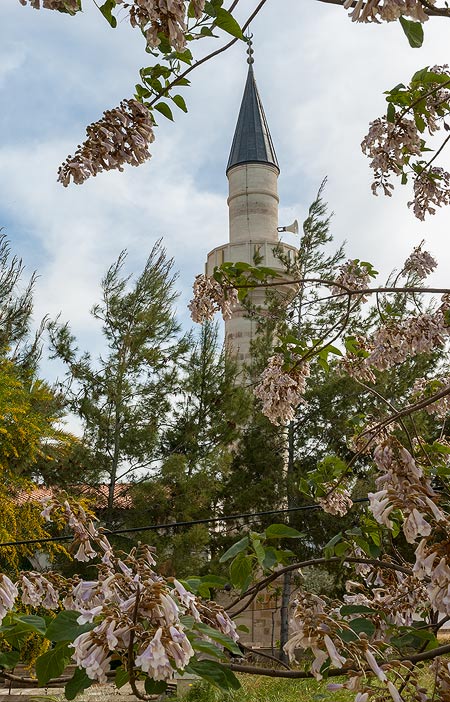An der Pirin Osman Pascha-Moschee in Lefke. Grabmal des Namensgebers