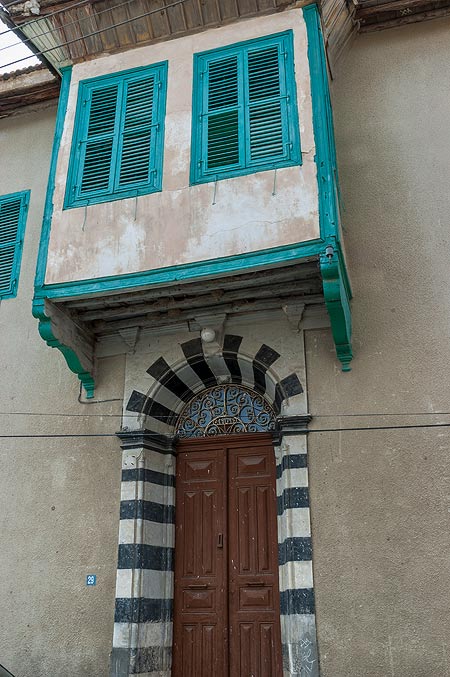 An der Pirin Osman Pascha-Moschee in Lefke. Grabmal des Namensgebers