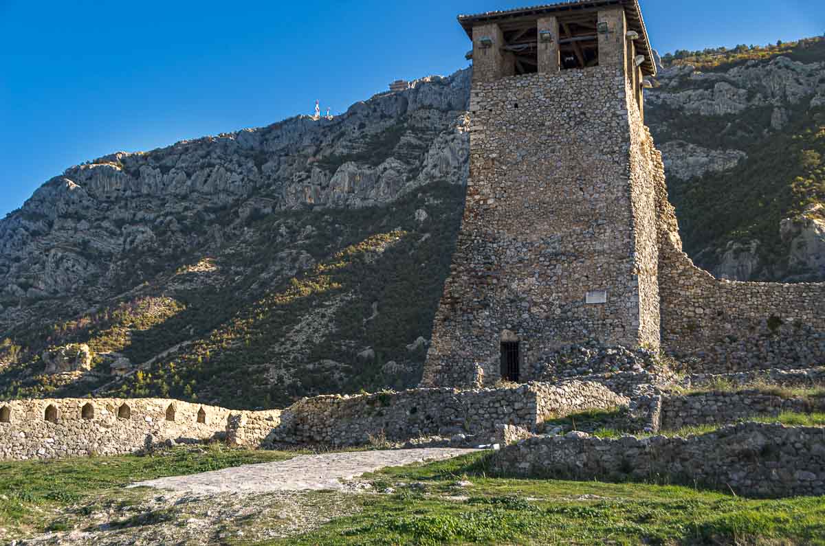 Kruja, Wehrturm auf der Spitze des Plateaus