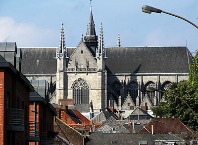 Belgien - Wallonien - Ohne markanten Glockenturm: die Stiftskirche der hl. Waltrudis © fdp