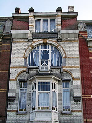 Belgien - Wallonien - Tournai - Hufeisenfenster sind für den Jugendstil charakteristisch: Haus in der Avenue des Frères Hoeghe