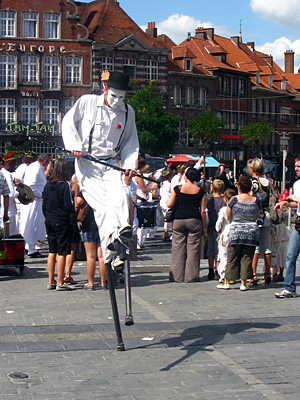 Belgien - Wallonien - Sommerkarneval Tournai - Gekonnt tanzen Stelzenläufer über das Pflaster © fdp