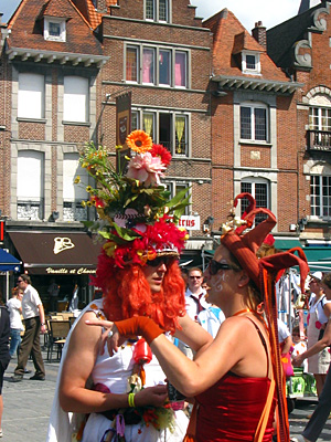Belgien - Wallonien - Sommerliche Blumenkinder beim Karneval von Tournai © fdp 