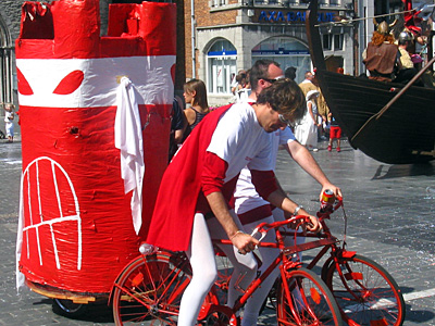 Belgien - Wallonien - Sommerkarnaval in Tournai - Helden auf Rädern reihen sich in den Karnevalsumzug´ein © fdp