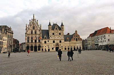 Belgien - Mechelen - Blickfang am Grote Markt: Das zweiteilige Rathaus geht auf die ehemalige Tuchhalle aus dem 14. Jahrhundert zurück. Der Palais-Trakt (links) ist im 16. Jahrhundert gebaut, aber erst im 20. vollendet worden