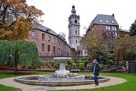 Belgien - Mons - Überragend: Der erhöht stehende, barocke Belfried ist das Wahrzeichen der alten Stadt