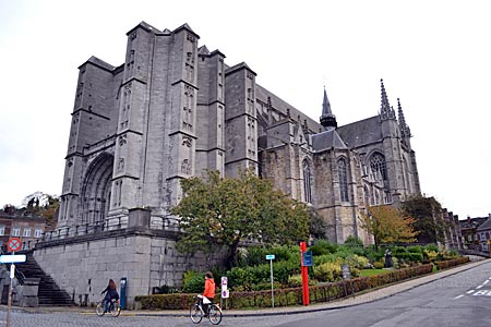 Belgien - Mons - Auch ohne Turm gewaltig: das gotische Schiff der Waltraud-Kathedrale