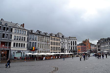 Belgien - Mons - Herz der Stadt: Auf der Grand’ Place kämpft beim „Lumecon“ auch alljährlich Georg gegen den Drachen
