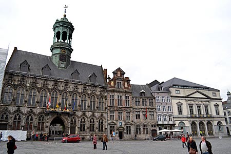 Belgien - Mons - Blick auf das Rathaus (links) und das alte Theater (rechts) an der Grand’ Place