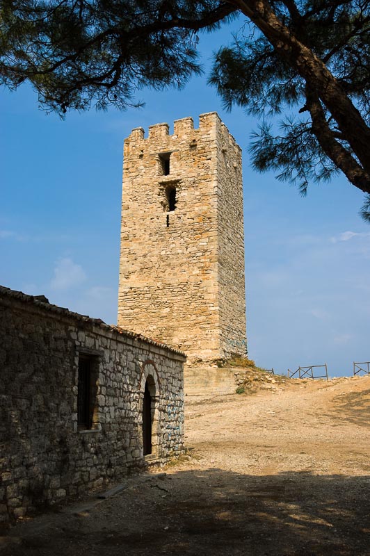 Kassandra: Nea Fokea, Turm des Agios Pavlos aus dem 13./14. Jh., Rest einer Klosterniederlassung