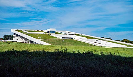 Dänemark - in den Berg gebautes modernes Moesgaard Museum in Aarhus: begehbares Dach, 24.8.2016, Foto: Robert B. Fishman