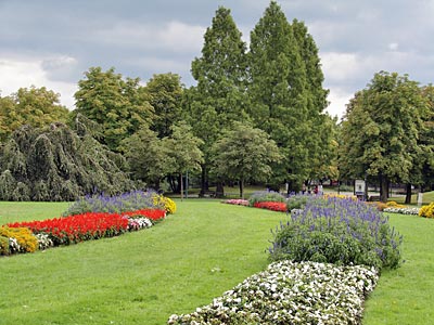 Bonn - Eine wellige Gartenkunstlandschaft mit formalen Gartenelementen. Der Freizeitpark Rheinaue