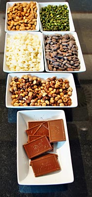 Hamburg - Chocoversum - Kakao, Mandeln, Nüsse und andere Rohprodukte, die bei der Schokoladenherstellung wichtig sind