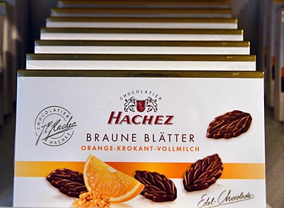 Hamburg - Chocoversum - Braune Blätter, das Markenzeichen von Hachez