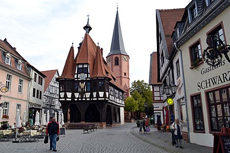 Odenwald - Ausflugsziel: Markt in Michelstadt mit dem originellen Fachwerk-Rathaus aus dem 15. Jahrhundert