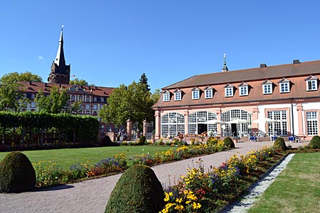Odenwald - Ohne Apfelbaum: der Barockgarten in Erbach; im Hintergrund links das Schloss