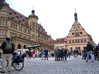 Deutschland - Altmühltalradweg - Marktplatz in Rothenburg, links Rathaus, geradeaus ehem. Ratsherrntrinkstube