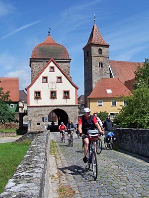 Deutschland - Altmühltalradweg - in Ornbau, Altmühlbrücke, St. Jakobskirche und Torturm