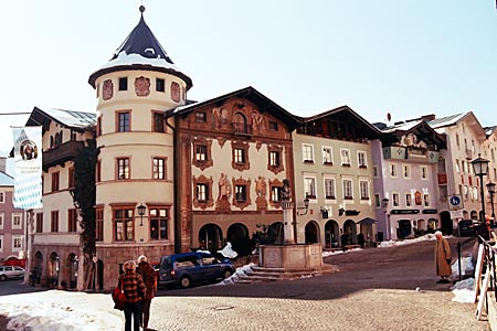 Berchtesgaden - Marktplatz in Berchtesgaden mit Brunnen und Lüftlmalereien