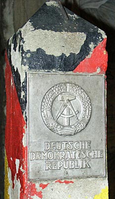 Berlin - DDR-Grenzpfosten