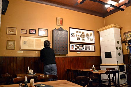 Berlin - Alte Fotos, ein Zille-Brief und ein Sparschrank: Das "Metzer Eck" am Prenzlauer Berg ist ein Relikt neben Bars und Restaurants im Szeneviertel