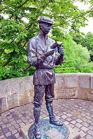 Fulda-Radweg - Bronzestatue eines Bartenwetzers auf der Bartenwetzerbrücke in Melsungen
