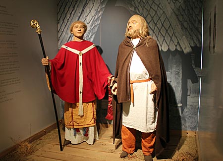 Mönchweg - Mönch und Slawe im Wallmuseum in Oldenburg in Holstein