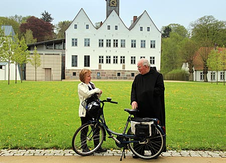Mönchsweg - Bruder Matthäus trifft Radpilger am Kloster Nütschau