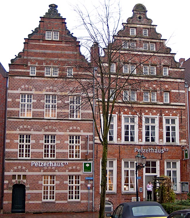Emden - Kaufmannshäuser aus dem 16. Jh. in der nachweislich ältesten Straße der Stadt, der Pelzerstraße