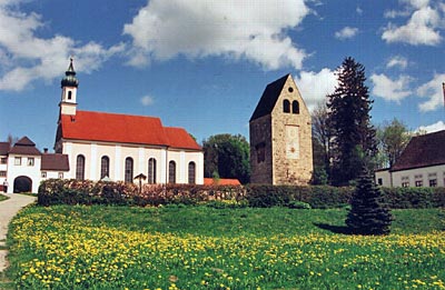 Oberbayern - Jahrelang als Steinbruch missbraucht: Blick auf erhalten gebliebene Gebäudeteile der Klosteranlage in Wessobrunn