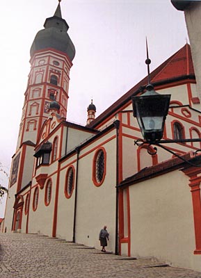 Oberbayern - Pilgerziel auf dem „Heiligen Berg“: die Andechser Klosterkirche mit ihrem weithin sichtbaren achteckigen Turm