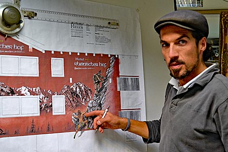 Oberbayern - Kein Traditionsmaler: Bernhard Rieger zeigt seinen Entwurf für die Garmischer Fassadenmalerei