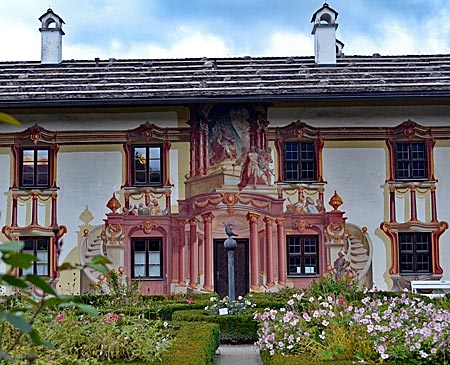 Oberbayern - Integriert in Scheinarchitektur: Pilatus richtet Jesus. Das Pilatus-Haus in Oberammergau sollte in den 80er-Jahren abgerissen werden