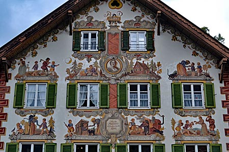 Oberbayern - Fassade als Märchenbuch: Hänsel und Gretel als Graffiti-Stars in Oberammergau