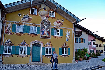 Oberbayern - Stelldichein der Heiligen: Fassade in Mittenwald mit diversen Malereien inkl. Kreuzigung