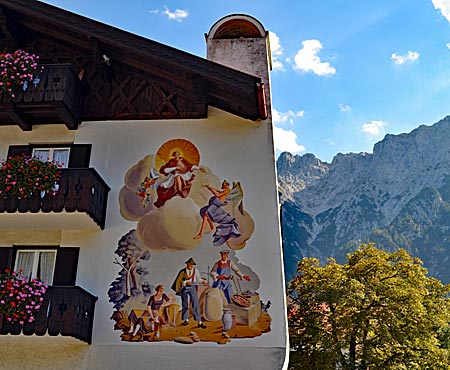 Oberbayern - Alles in bester Ordnung: Unter der schützenden Hand Gottes lassen sich Familie und Beruf gut vereinbaren (neuere Lüftlmalerei in Mittenwald)