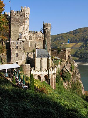 Soonwaldsteig - Blick auf die Burg Rheinstein, die am Rheinburgenweg nach Bingen liegt
