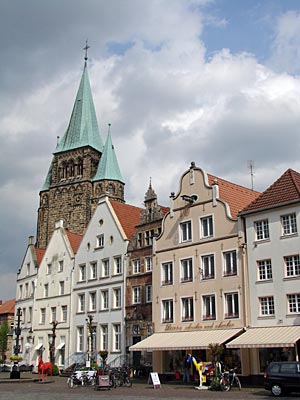 Warendorf - Halsgiebel, ein Drachenkopf und die Pfarrkirche St. Laurentius