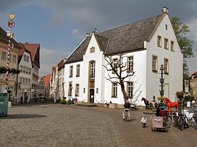 Warendorf - Das Zentrum der Stadtpolitik: das Rathaus mit gotischer Raumfolge