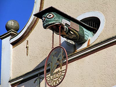 Warendorf - Ein „Drachenkopf“ - ein mittelalterlicher Lastenaufzug – ragt aus dem Giebel eines Hauses am Marktplatz