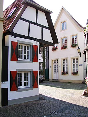 Warendorf - Fachwerkhaus in der Gasse Pumperie: das älteste bewohnte Gadem der Stadt aus dem Jahr 1608 stammend