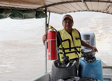 Ecuador - Newton steuert das Speedboot sicher durch die Untiefen des Rio Napo