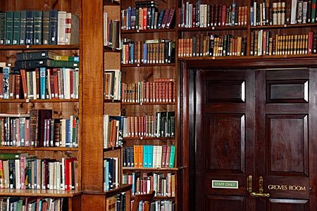Guernsey - Prilaux Library in St. Peter Port, wo Victor Hugo regelmäßig zu Gast war