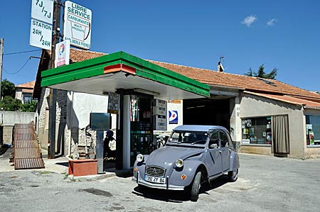 Tour mit der nostalgischen 2CV durch die Provence. Beim Tanken achtgeben: nur 95 darf hinein plus 2 mm flüssiges Blei. Tankstelle im Dorf Banon