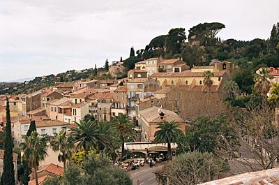 Frankreich - Cote d'Azur - Exquisite Lage oberhalb der Küste: Bormes-les-Mimosas, Ausgangspunkt der Mimosenstraße