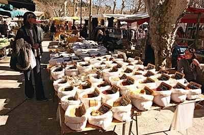 Frankreich - Cote d'Azur - Provenzalischer Markt par excellence: Auch im Winter lässt der Markt in Saint-Tropez keine Wünsche offen