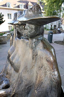 Frankreich - in Dole, Statue der “Klatschbasen” (les commères) von Jens Böttcher