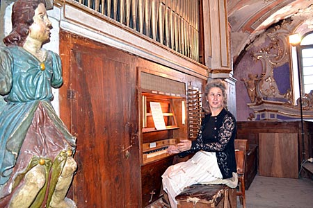 Frankreich - Seealpen - Lydie Staub bei einer Präsentation der barocken Orgel in der Kirche von Saorge